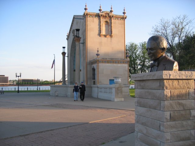 leclaireparkbandshelldavenportia.jpg